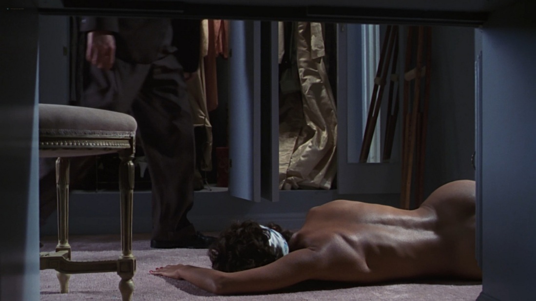 Голая Холли Берри шторм