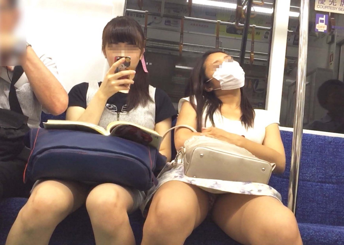 Порно видео нащупывая азиатку в юбке в поезде