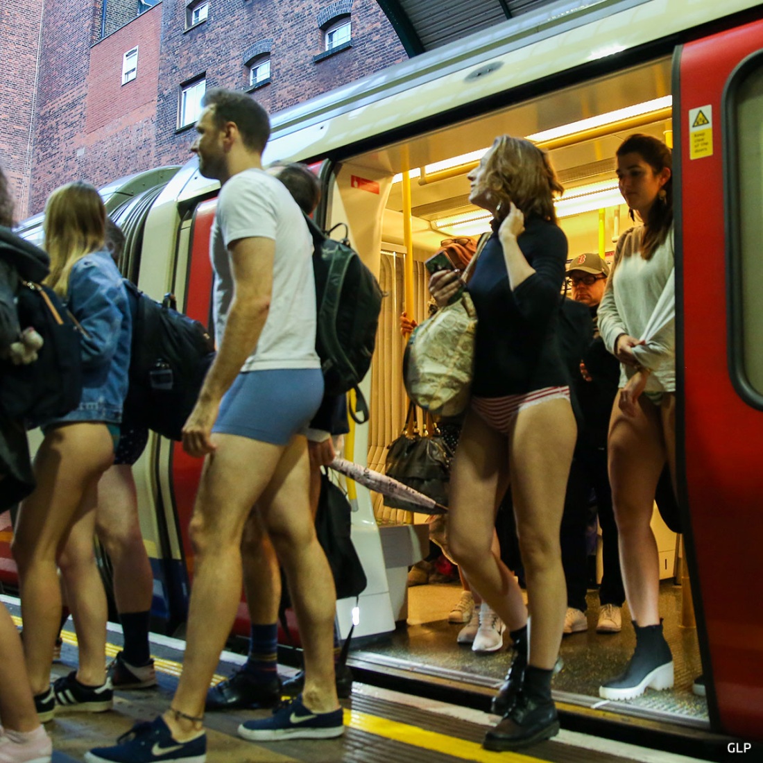 Ножки в транспорте