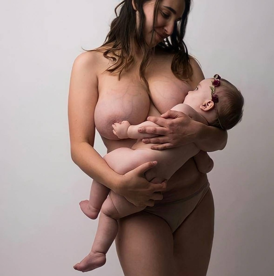 кормящая грудью мама фото голая грудь (119) фото