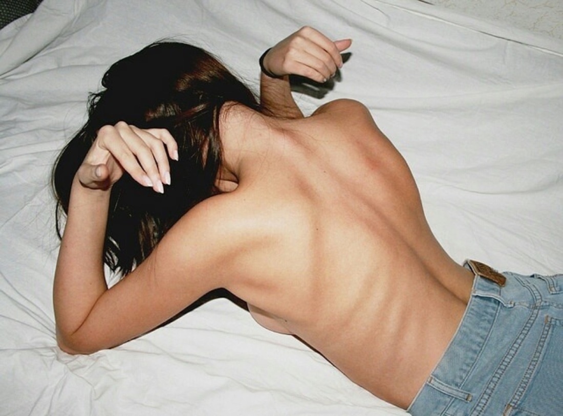 Девушка брюнетка в душе