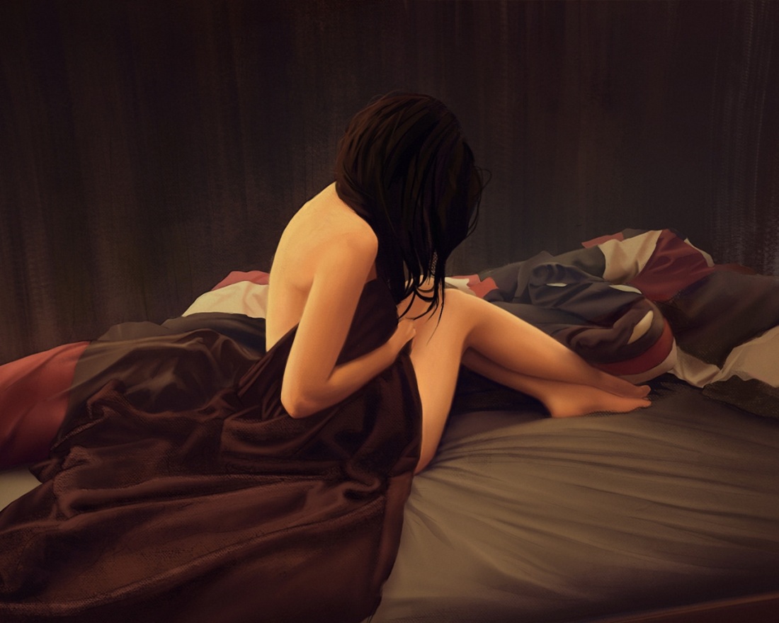 Брюнетка в мужской рубашке со спины