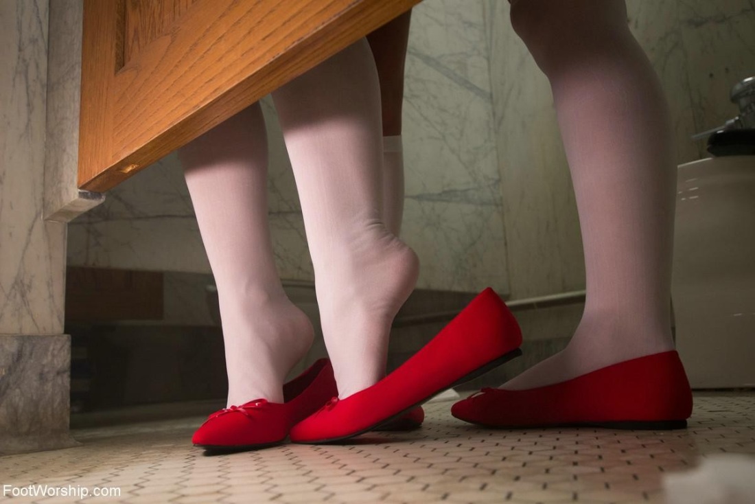 Тощая в колготках трах