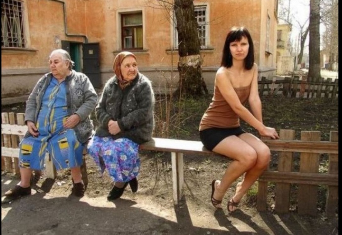 Бабушки во дворе на лавочке