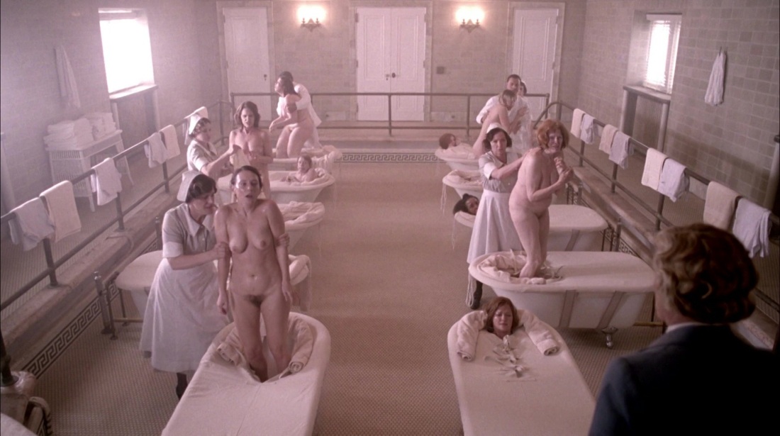 Голые женщины в психбольнице