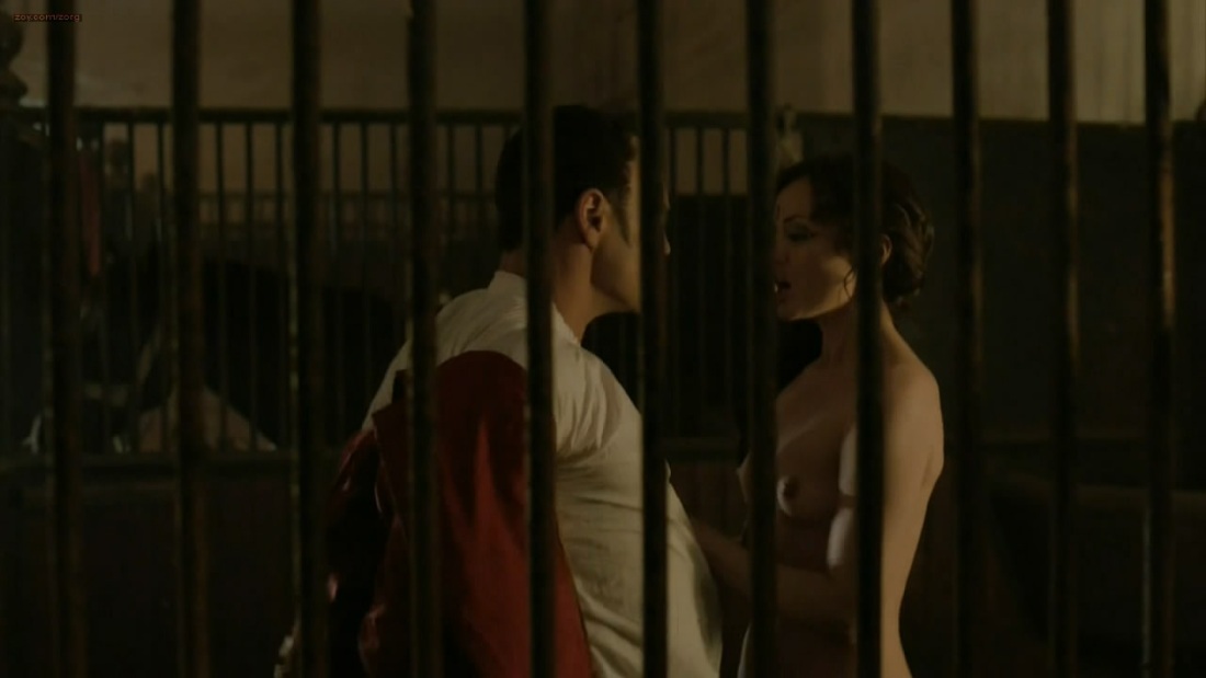 Актриса Лара Пулвер голая