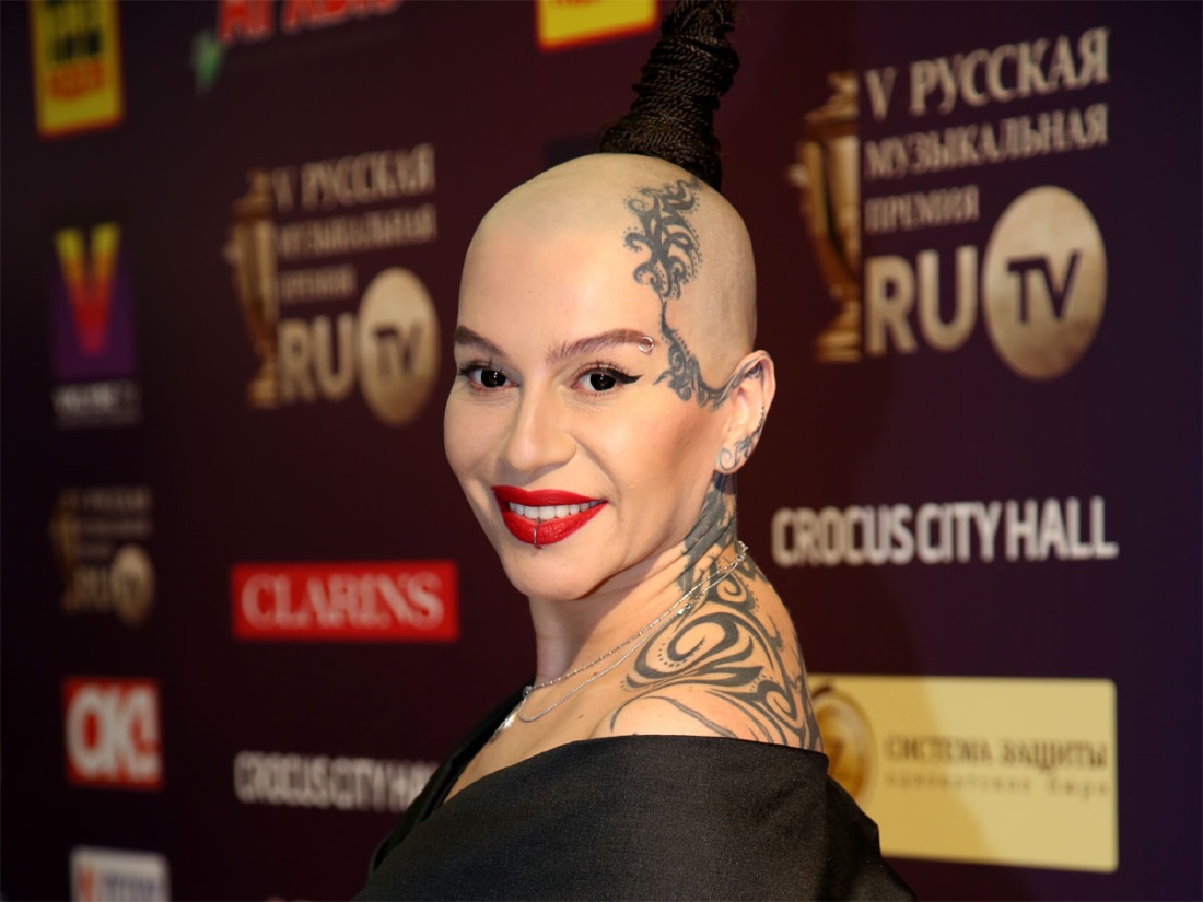 Наргиз Закирова босиком