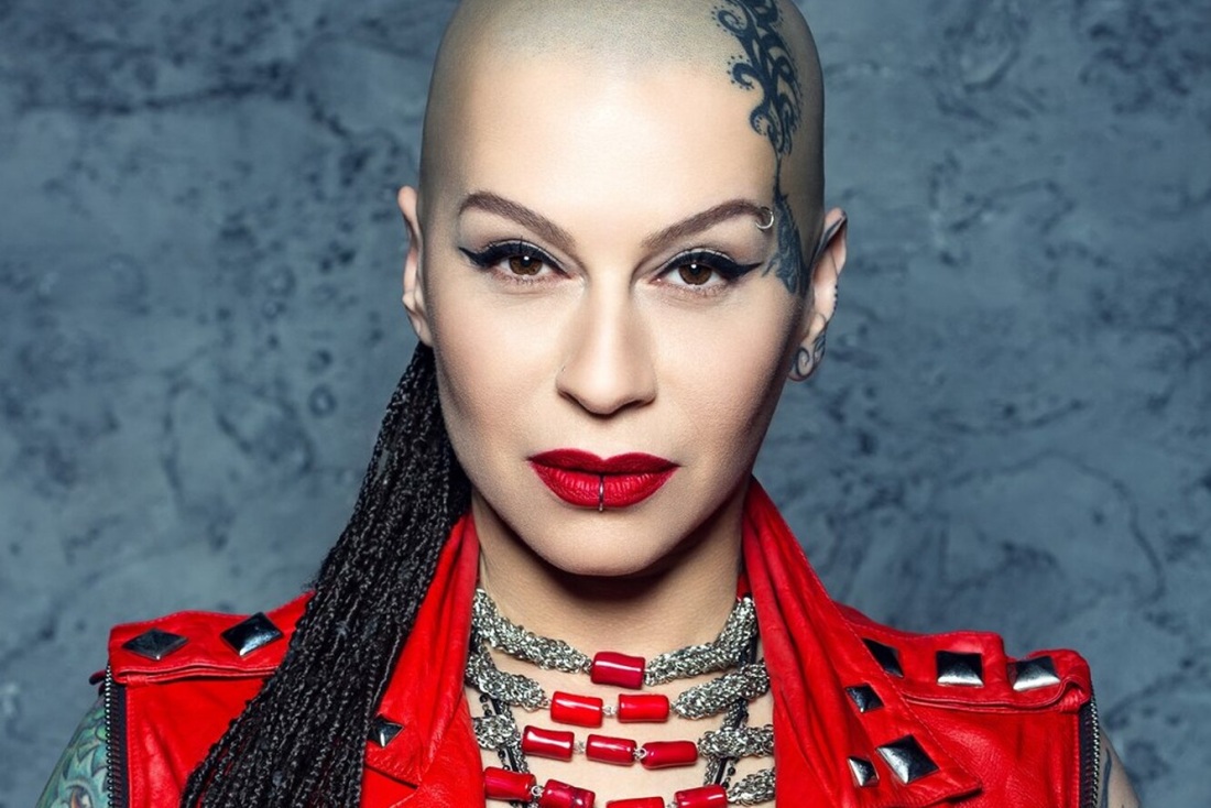 Наргиз босиком