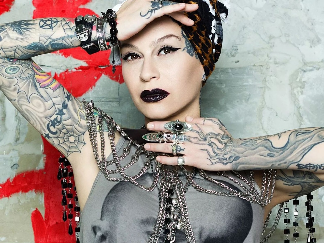 Наргиз Закирова пирсинг