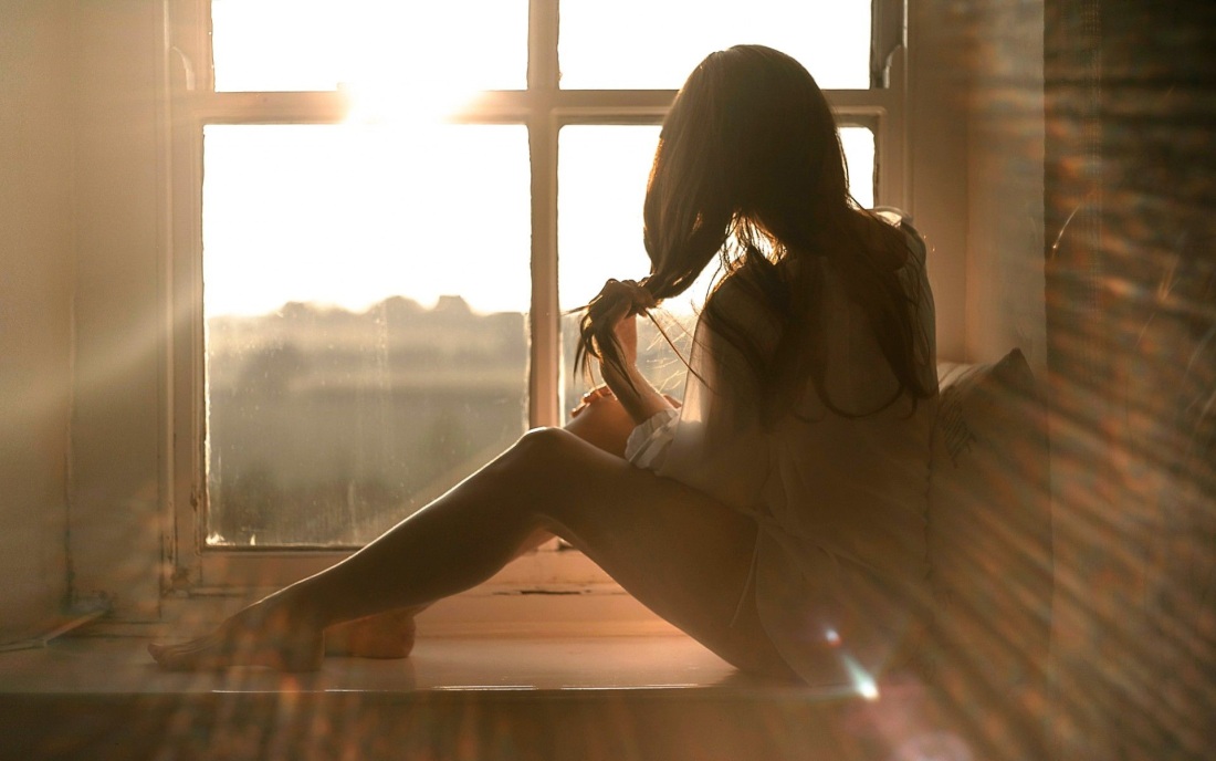 Девушка возле окна