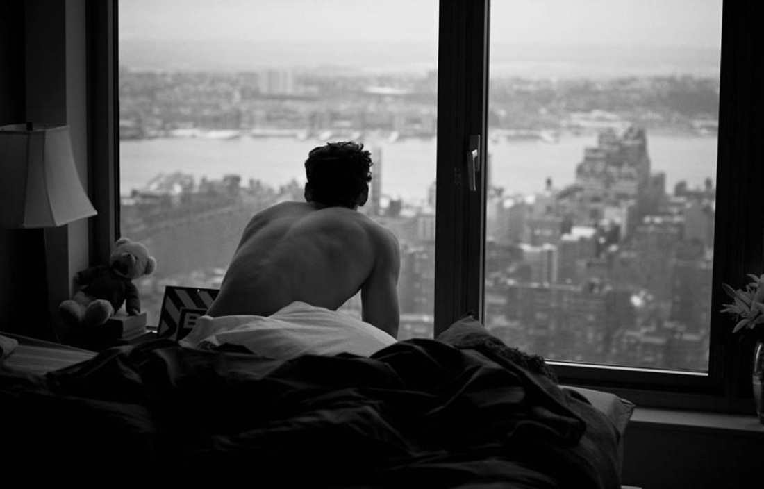 Парень скучает