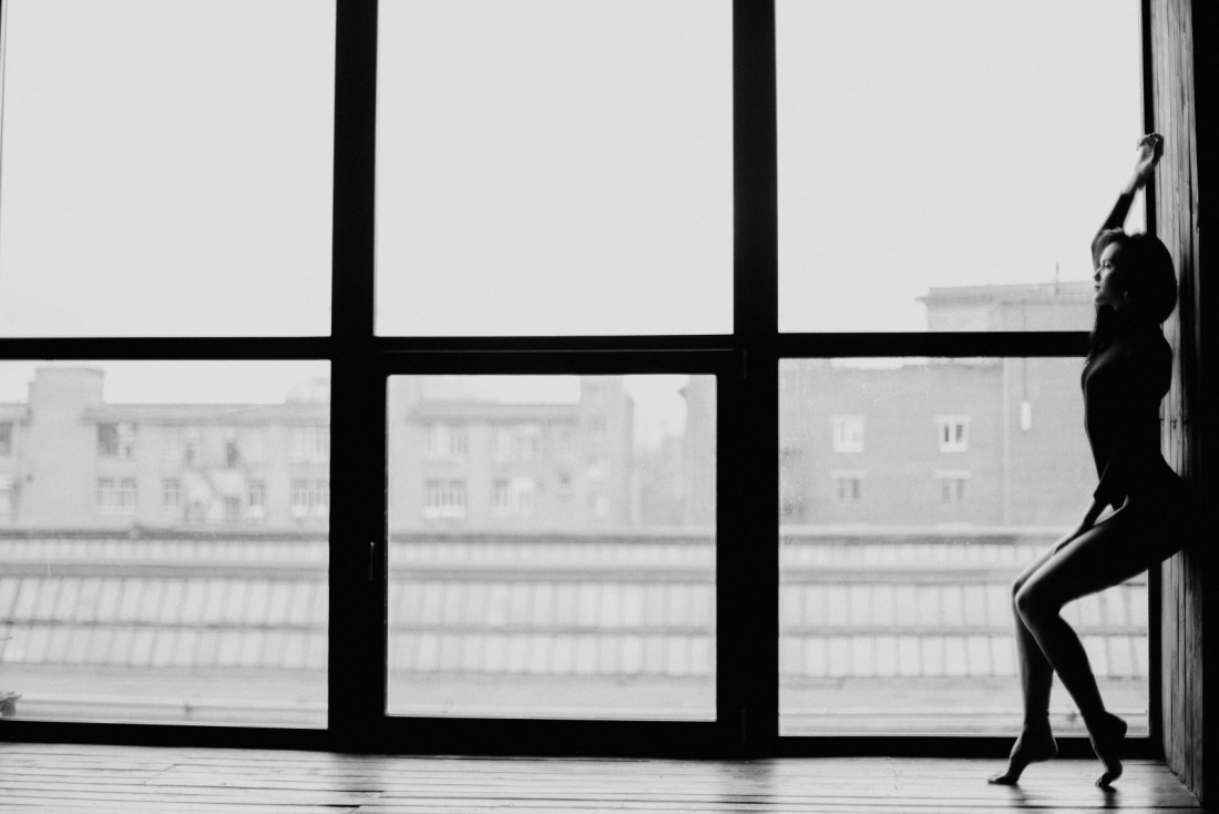 Фотосессия у окна в студии