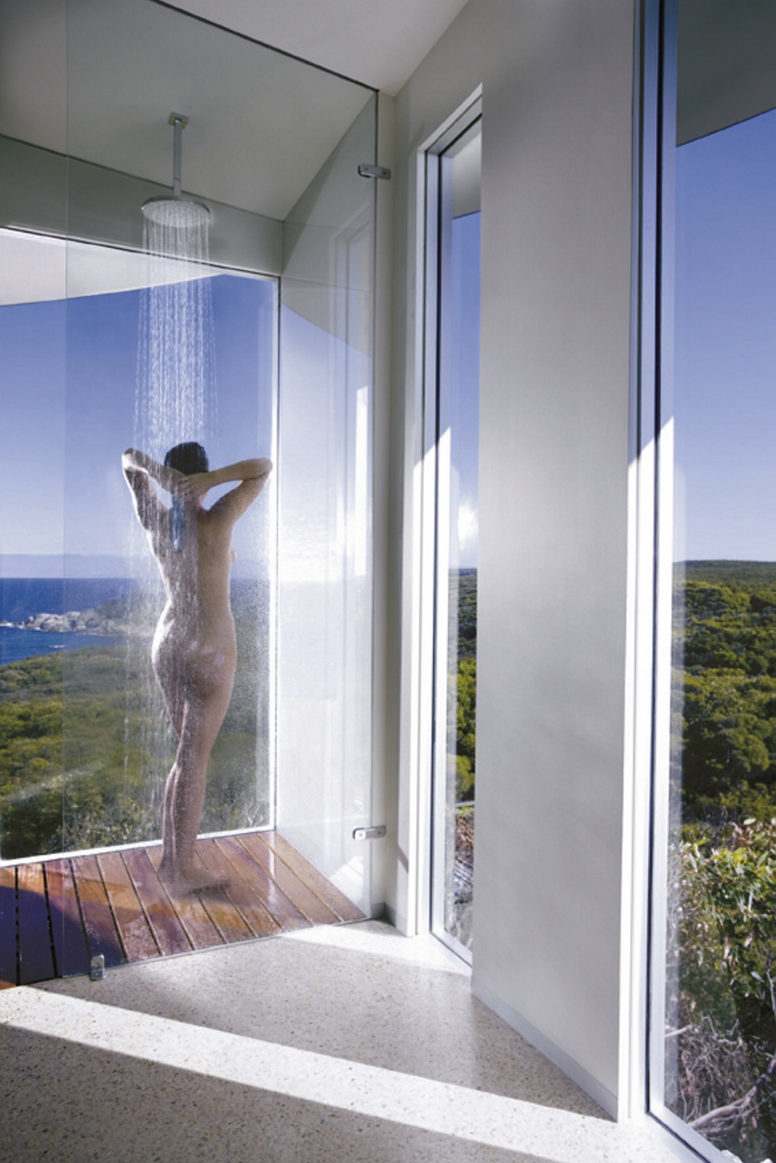 Панорамное окно в душевой