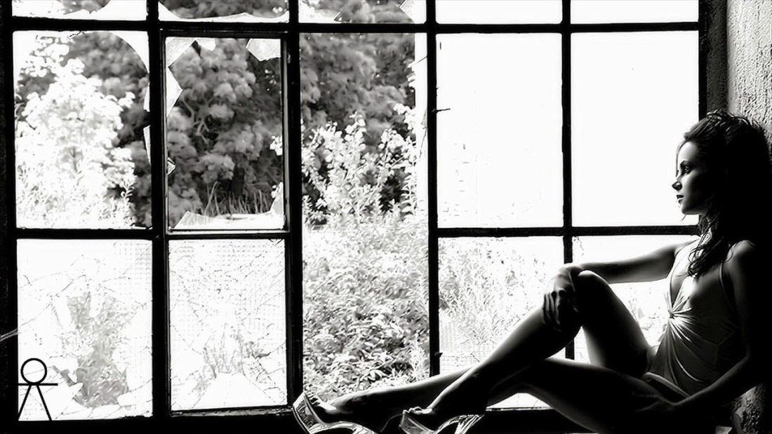 Девушка у окна