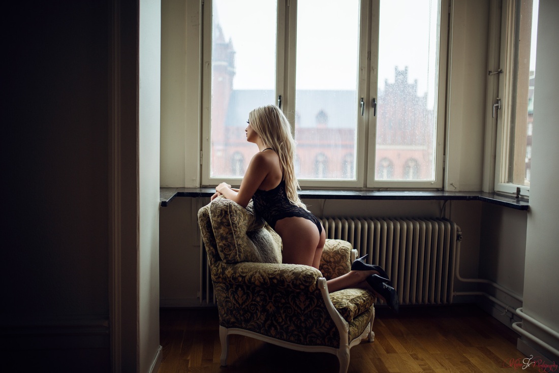 Блондинка на коленях