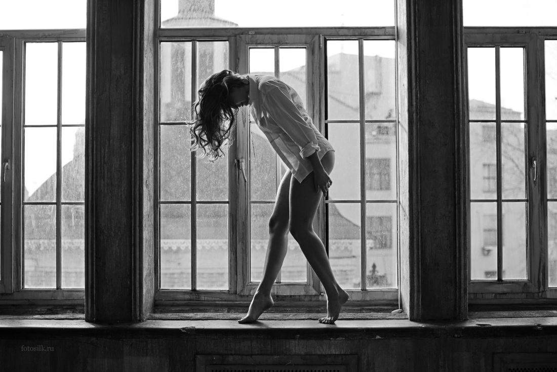 Фотосессия у окна в студии