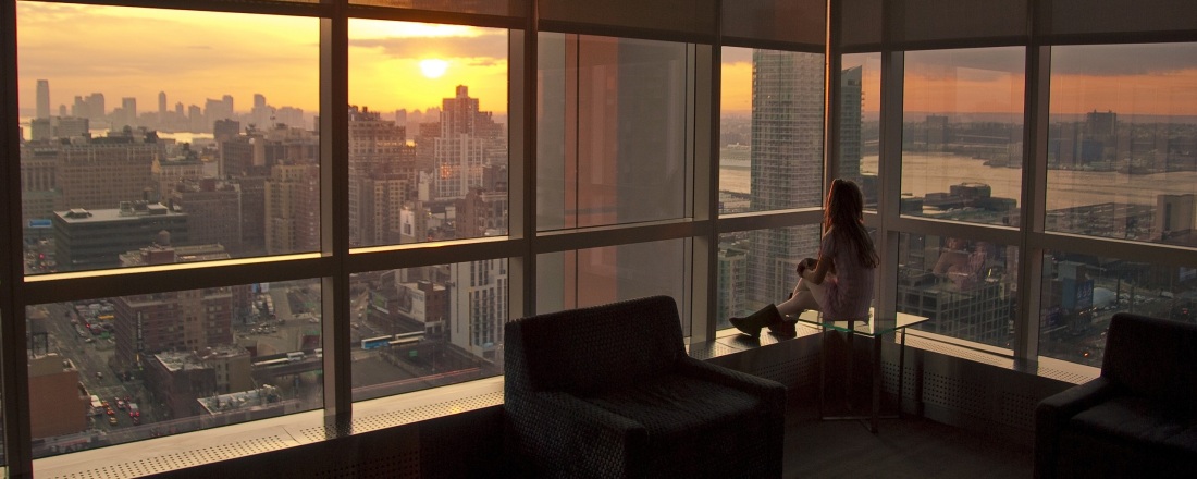 Город через окно