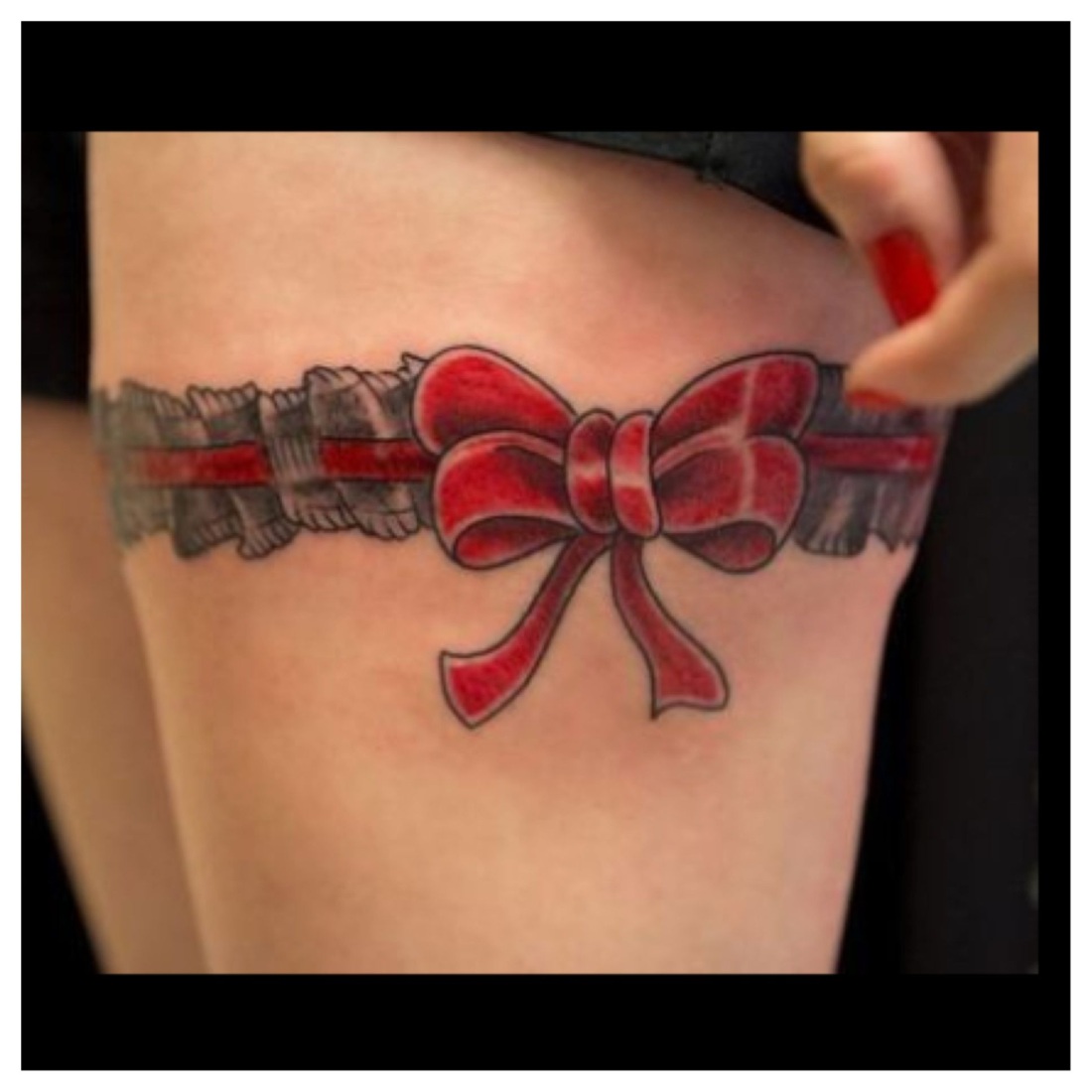 Тату подвязка на ногу цветная