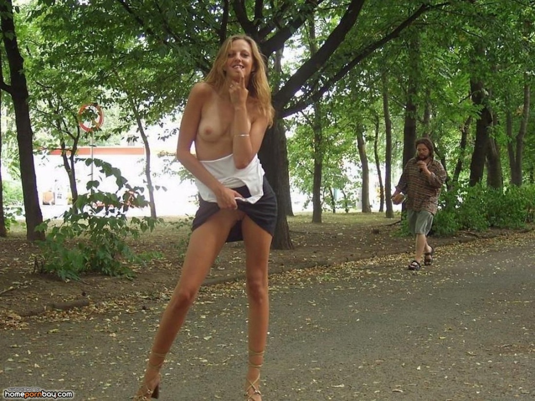 Без трусиков и лифчика на улице