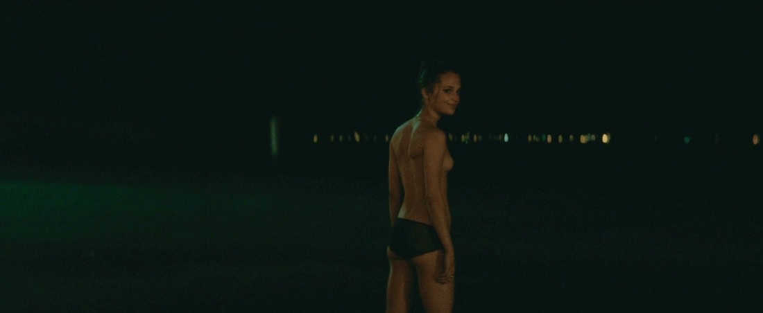 Алисия Викандер сцены ню