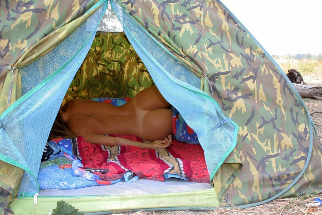 Голые девчонки в палатке