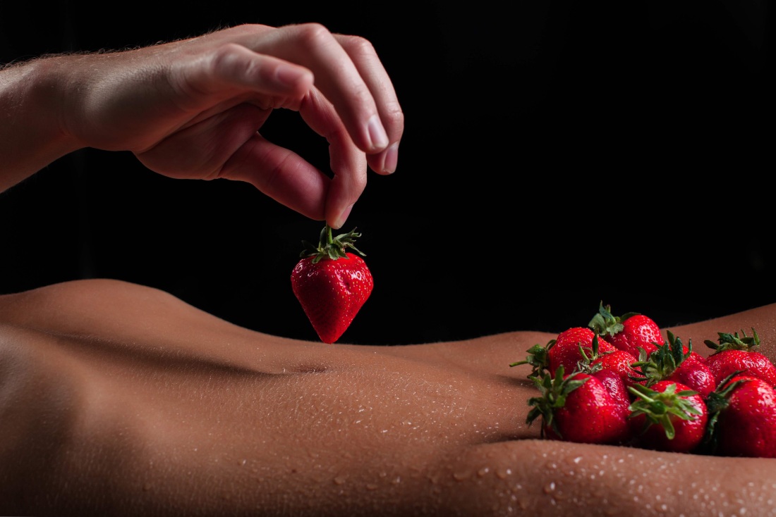 Фотоэротика с клубникой