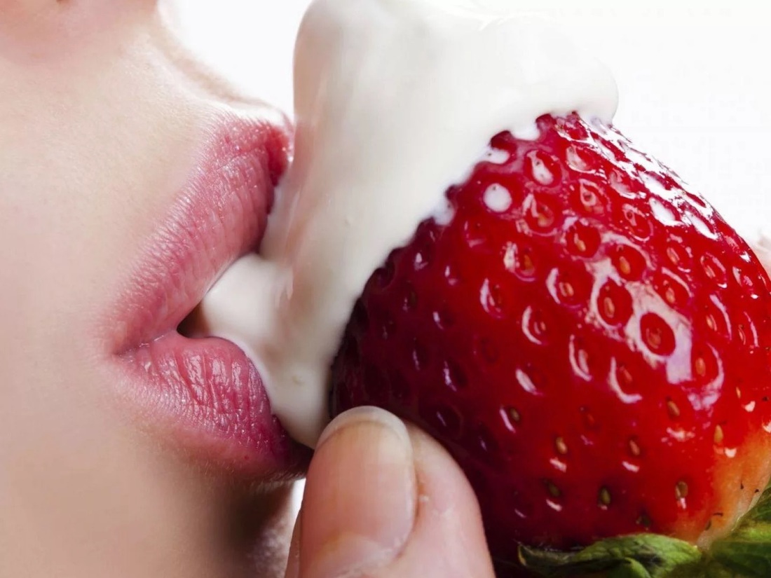 Слизывает взбитые сливки с киски