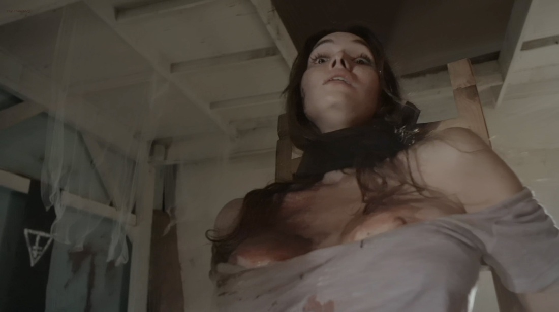 Сара Малакул Лэйн сиськи