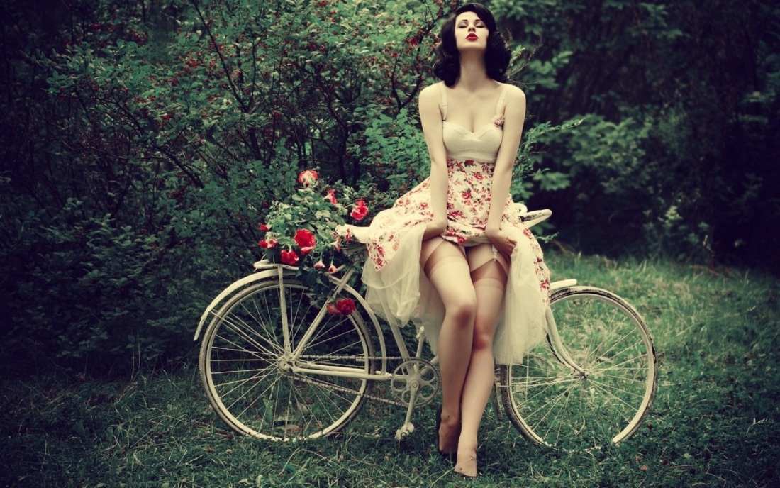 Голые женщины в прозрачных платьях