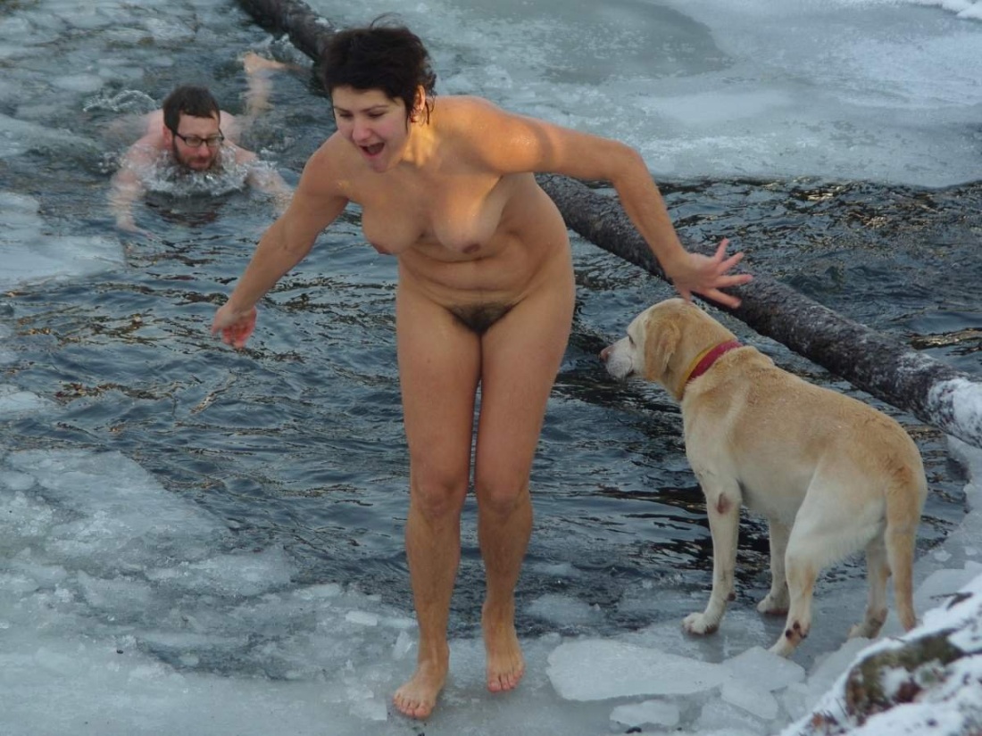 Девки в проруби купались