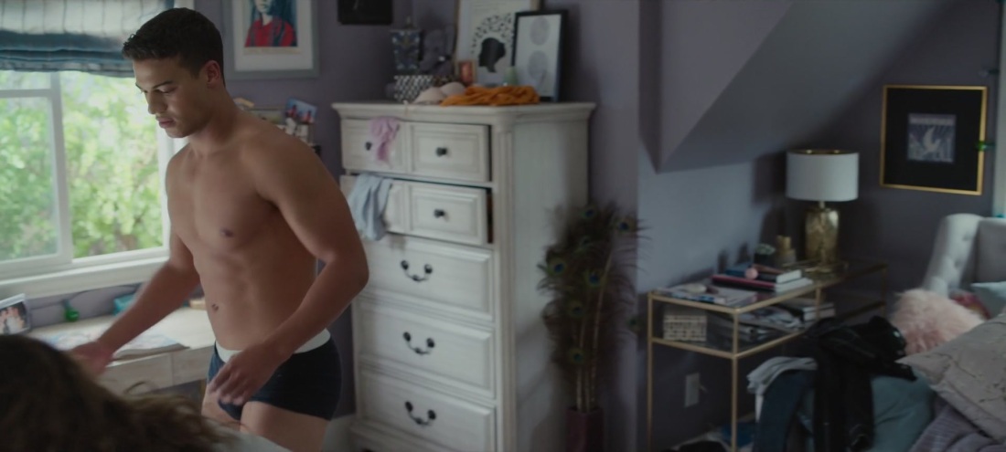 Дилан Миннетт в трусах