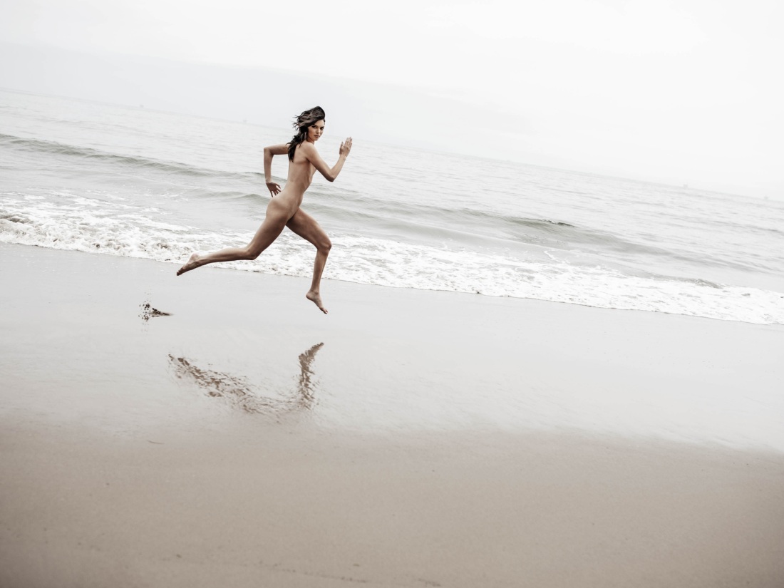 Кендалл Дженнер голая бежит