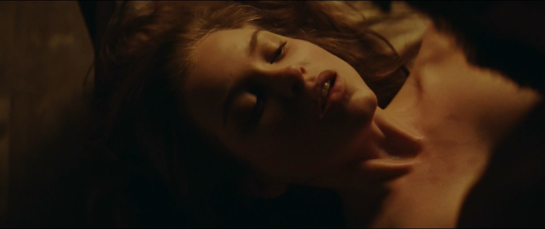 Софи Куксон Заклятие постельная сцена