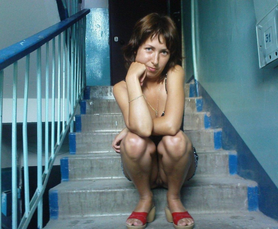 Зрелая жена в подъезде