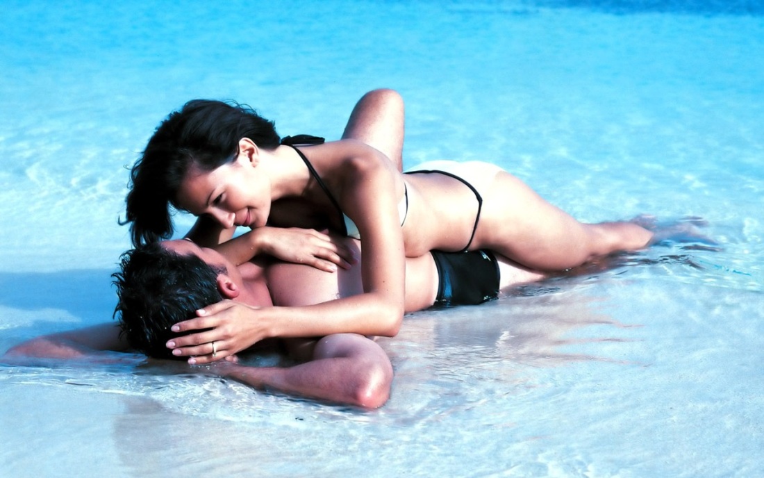 Девушка в окружении мужчин ню