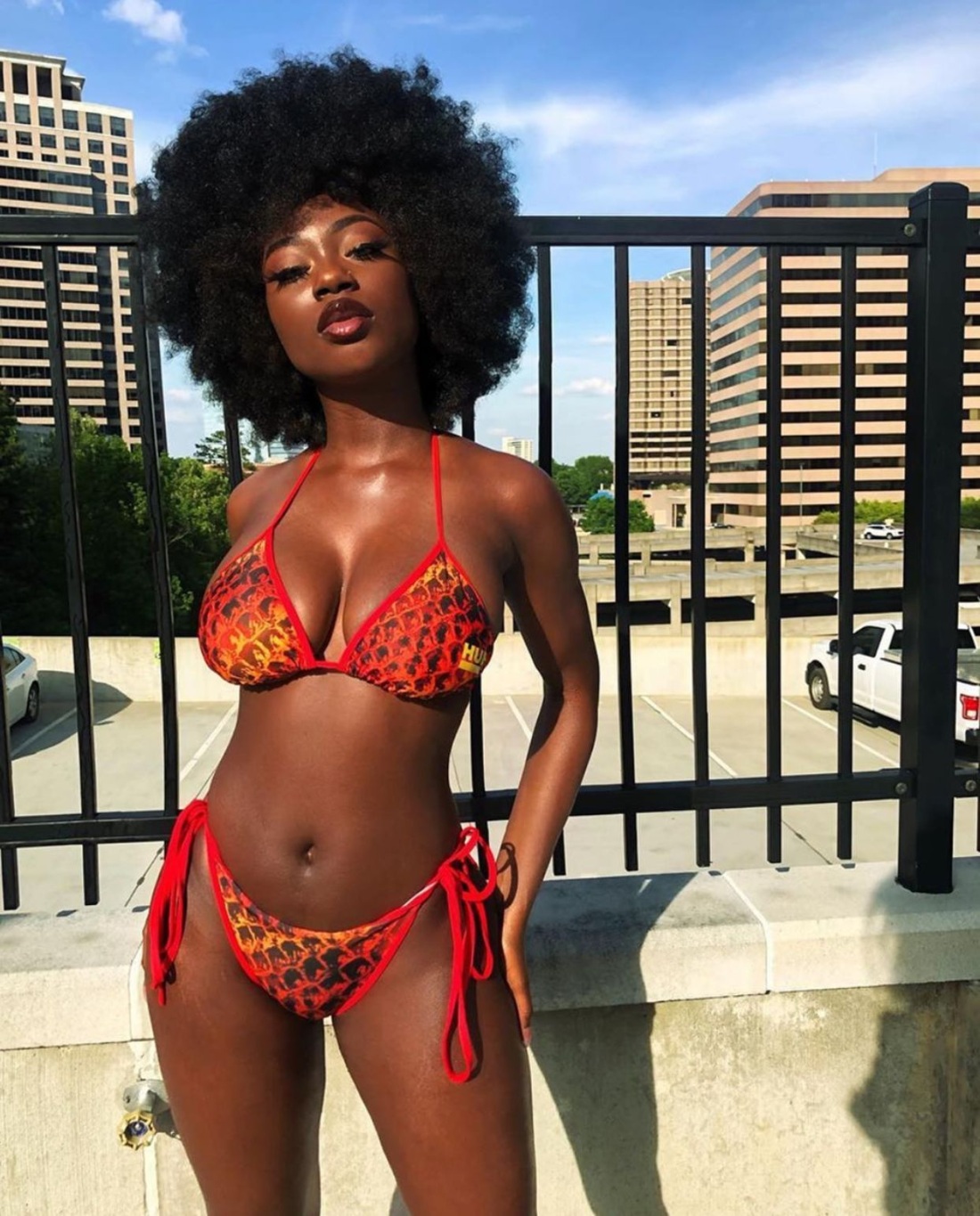 Итальянка и негр в машине ххх