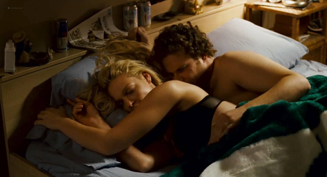 Сиськи актрисы Кэтрин Хейгл