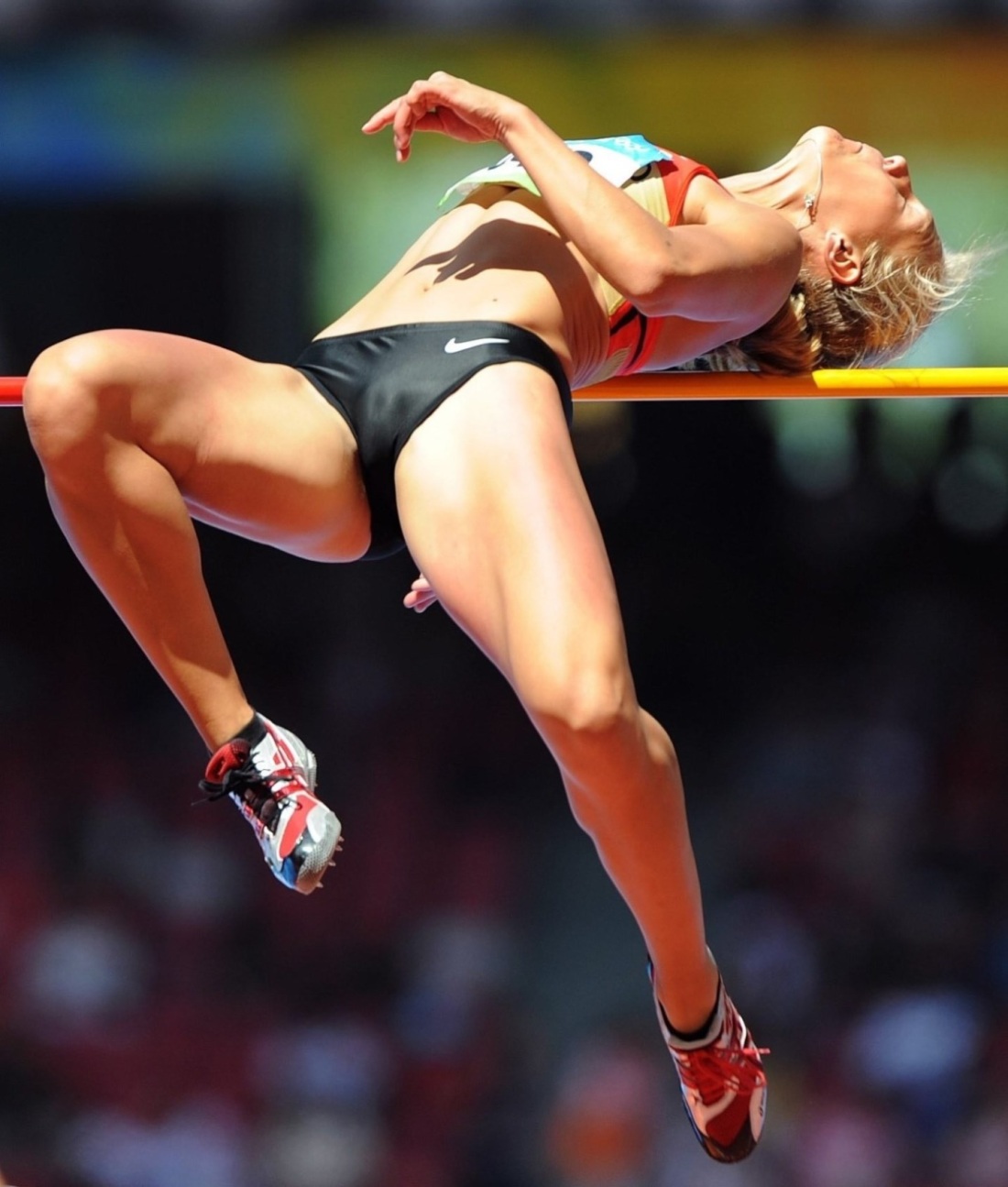 Эротические фото девушка в прыжке