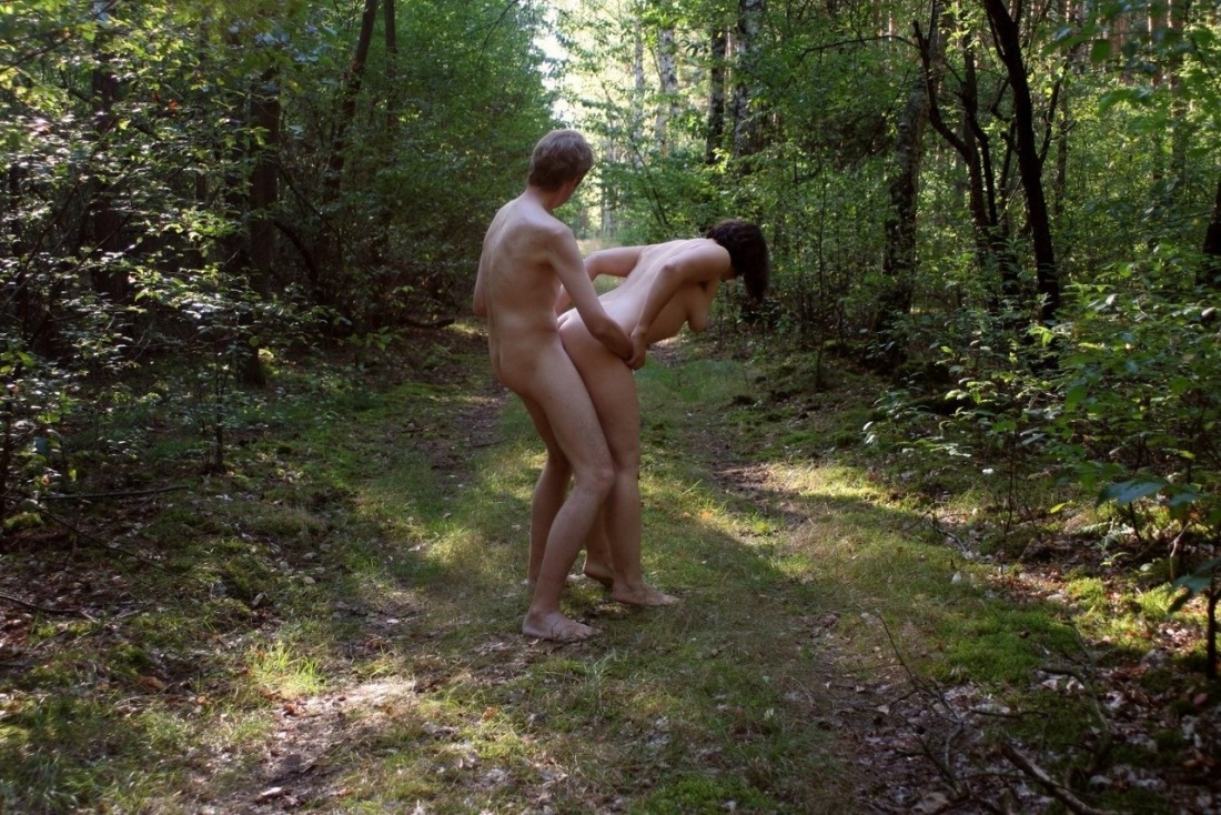 Голые мужчины и женщины в лесу