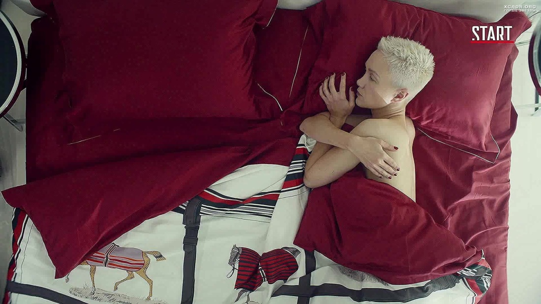 Дарья Мороз голая встает с кровати