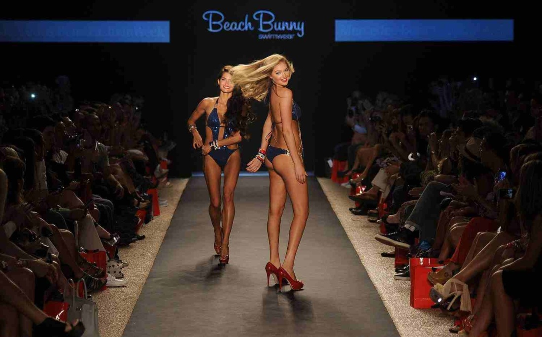 Прозрачные трусики на подиуме