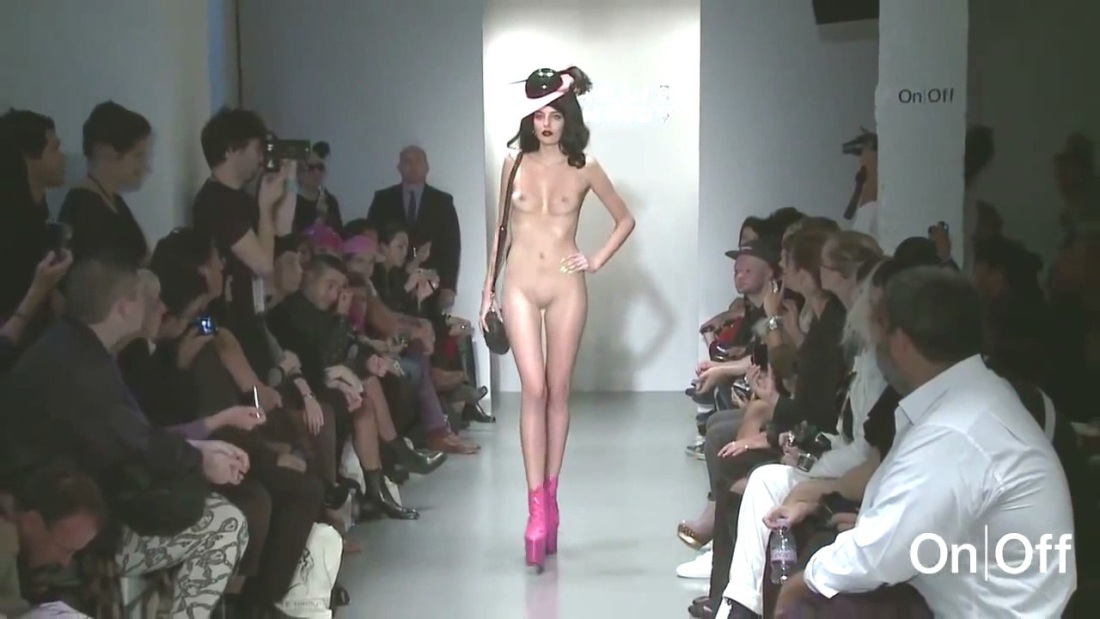 Голые женщины ходят по подиуму
