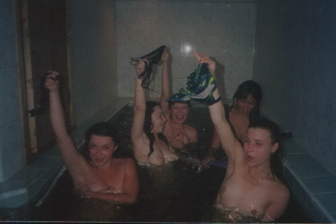 Девушка в трусиках в сауне