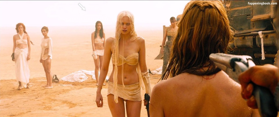 Кортни Итон попа сиски