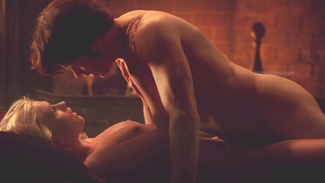 Анна Пэкуин грудь голая