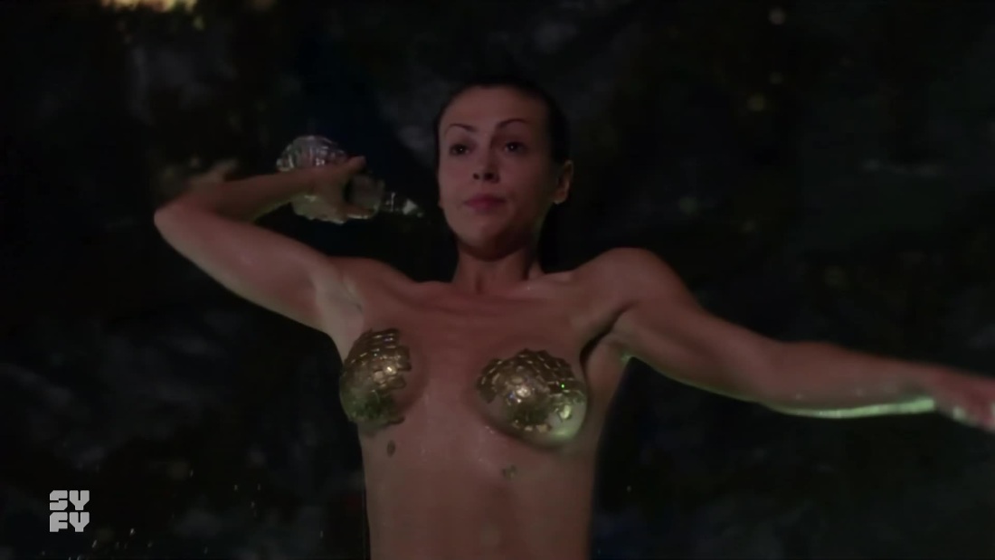 Голая Алиса Милано в сериале Зачарованные