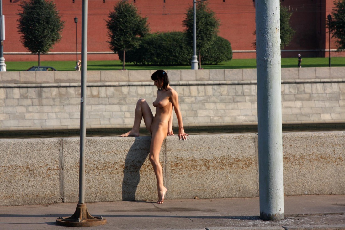 Девушки голышом в городе
