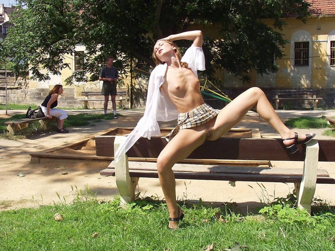 В парке на лавочке без трусиков