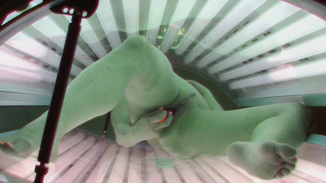 Женский сквирт в солярии