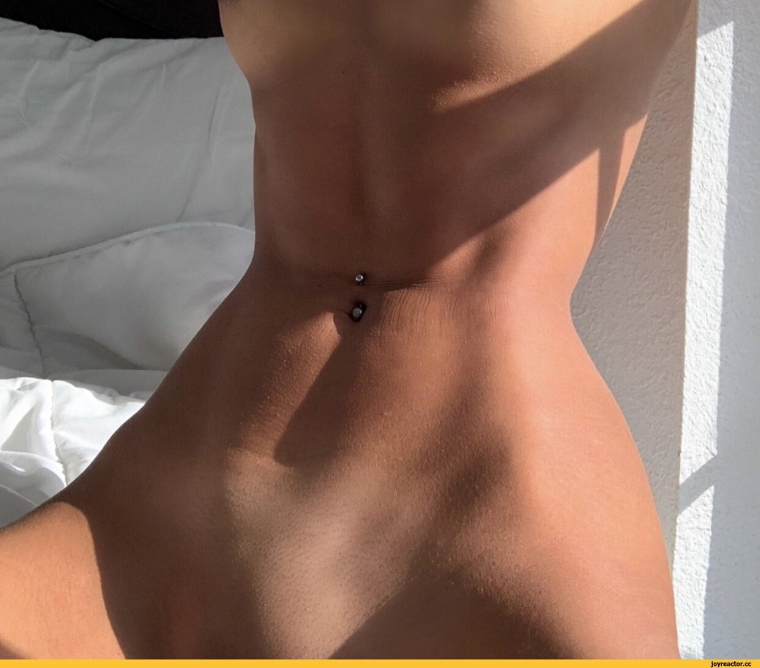 Голые девки с пирсингом пупка